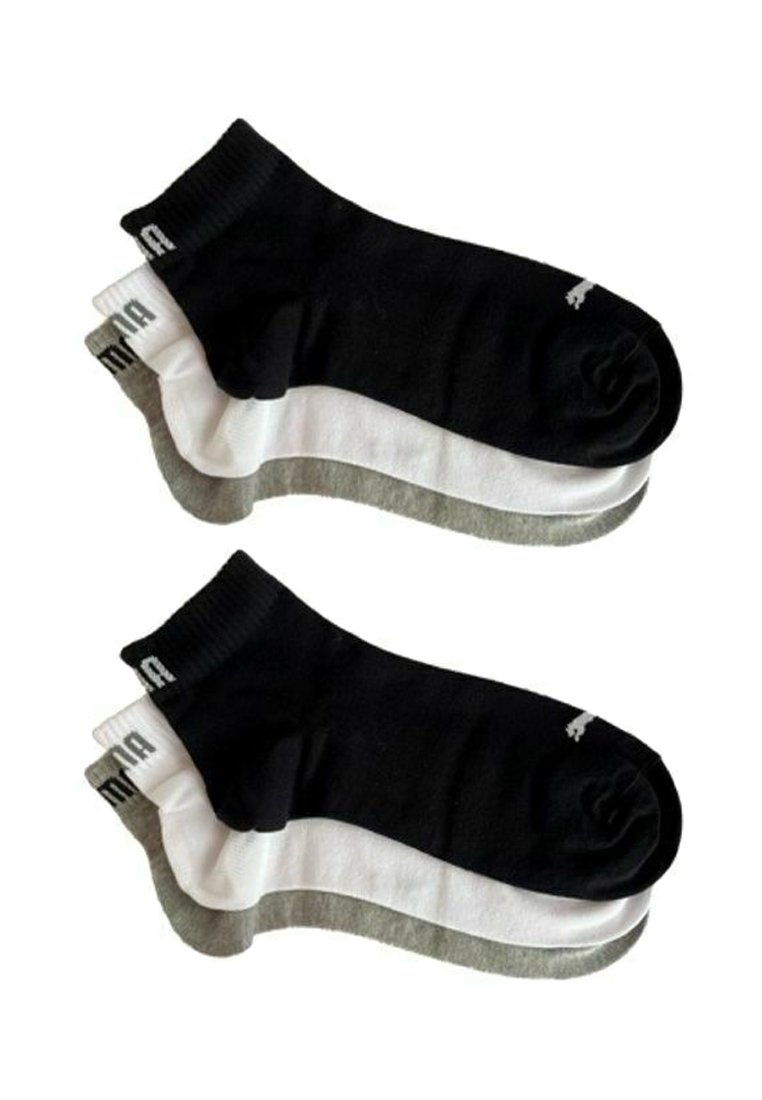 Drei Paar Socken: eine schwarze, eine weiße, eine graue. Jede hat einen gerippten Bund und ein Logo-Detail an der Seite. Der Stoff scheint glatt zu sein.