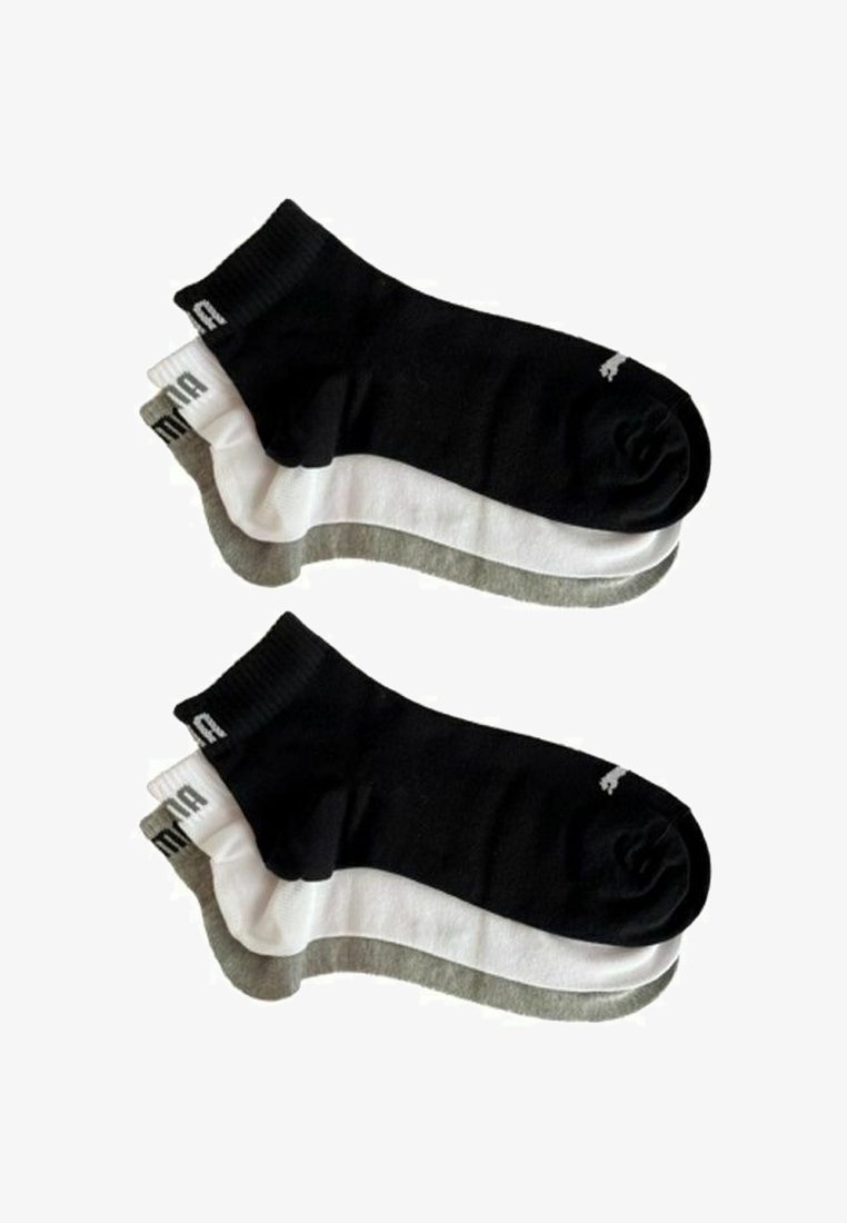 Drei Paar Socken: eine schwarze, eine weiße, eine graue. Jede hat einen gerippten Bund und ein Logo-Detail an der Seite. Der Stoff scheint glatt zu sein.