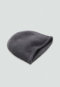 Cappello berretto in maglia grigia con una texture morbida, caratterizzato da un risvolto arrotolato e un design semplice e senza cuciture.