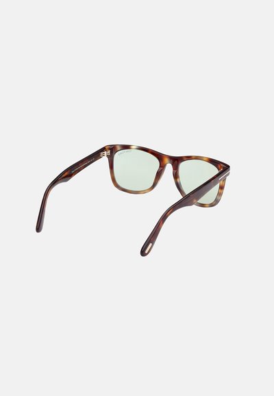 Ochelari de soare cu tortoiseshell și lentile rotunjite, având un design elegant și brațe subțiri. Lentile de culoare verde deschis și accente aurii pe brațe.