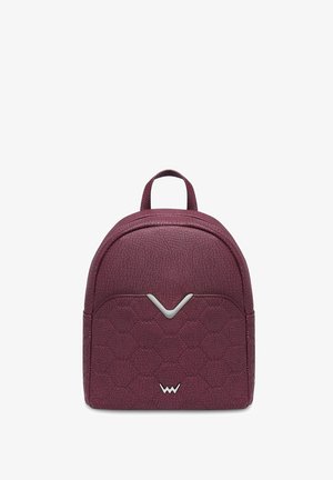 Weinroter Leder-Rucksack mit strukturierter Oberfläche, abgerundetem oberen Teil, Vordertasche mit geometrischem Muster und kleinem Metallakzent.