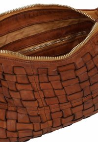 Borsa in pelle intrecciata di un ricco colore marrone con una superficie testurizzata. Presenta un interno marrone chiaro e tasche con cerniera per l'organizzazione.