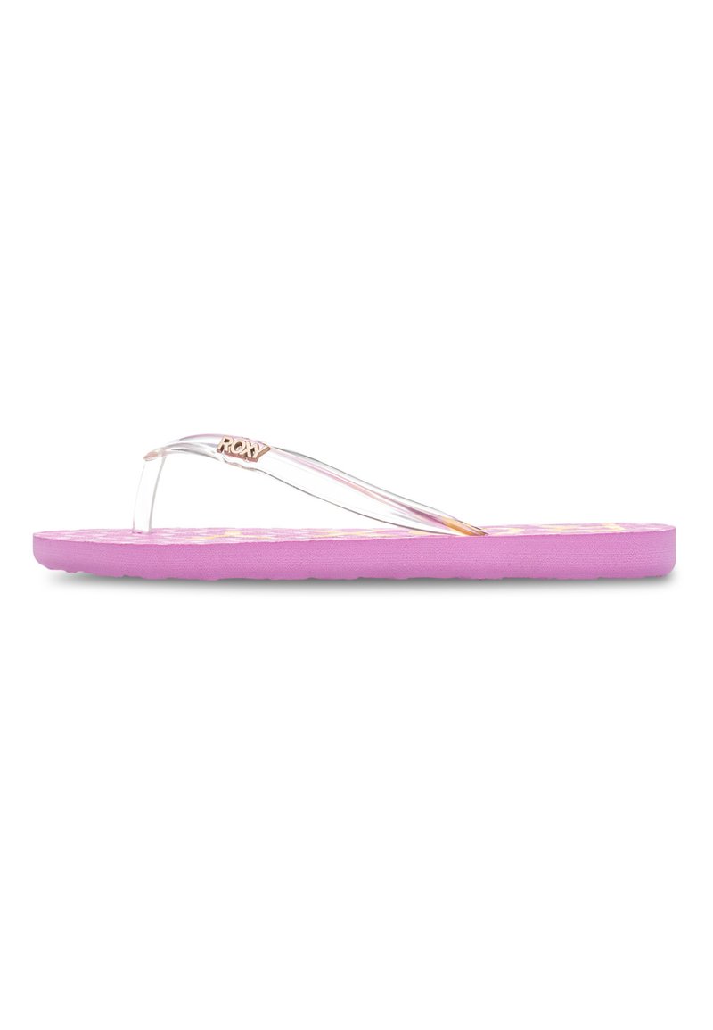 Violetti flip-flop, jossa on texturoitu pohja, läpinäkyvät hihnat ja pieni metallinen logo. Tasapohja pehmustetulla alustalla.
