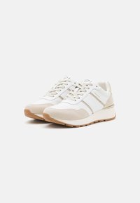 Weiße und beige Sportschuhe aus Wildleder und Leder, mit Schnürsenkeln, einer Gummisohle und dezenten Seitenstreifen.