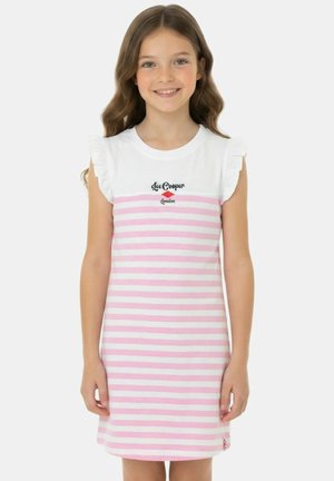 Fille souriante, portant une robe courte à rayures roses et blanches avec des manches volantées et le texte "Lee Cooper London" sur la poitrine.