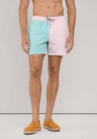 Kleurblokken zwembroek met een gestreept ontwerp in lichtblauw en roze, voorzien van een elastische tailleband en een trekkoord.