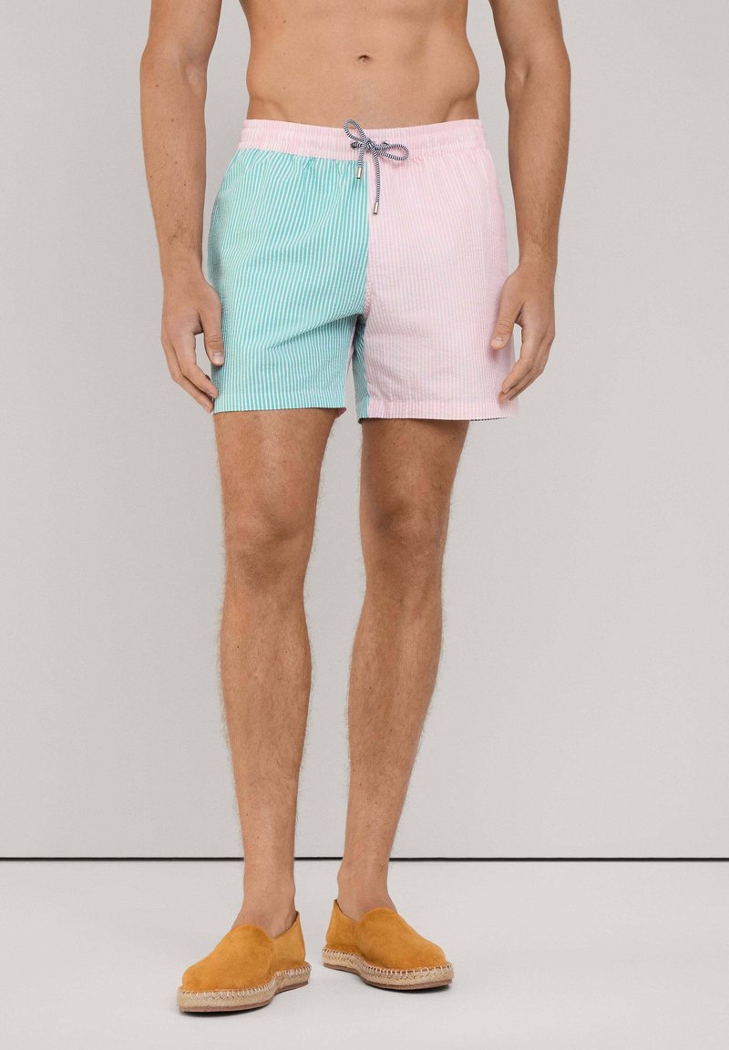 Kleurblokken zwembroek met een gestreept ontwerp in lichtblauw en roze, voorzien van een elastische tailleband en een trekkoord.