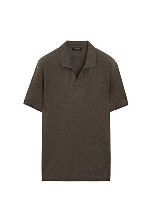 Bruine polo met korte mouwen, open kraag en fijne gebreide textuur, plat weergegeven tegen een witte achtergrond.
