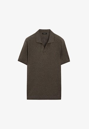 Bruine polo met korte mouwen, open kraag en fijne gebreide textuur, plat weergegeven tegen een witte achtergrond.