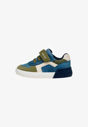 Blå og grøn toddler-sneaker med hvid sål, velcrolukning mærket "GEOX,", mesh- og ruskindsmix og navy hælstøtte.