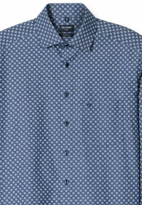 Blau gemustertes Hemd mit kleinen weißen rechteckigen Formen, Button-Down-Kragen und einer einzelnen Brusttasche. Hergestellt aus weich handhabbaren Stoff mit modernem Schnitt.