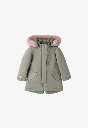 Parka rembourrée en tissu vert clair avec une capuche doublée de fausse fourrure rose, fermeture éclair et deux poches latérales. Présente une texture durable et lisse.