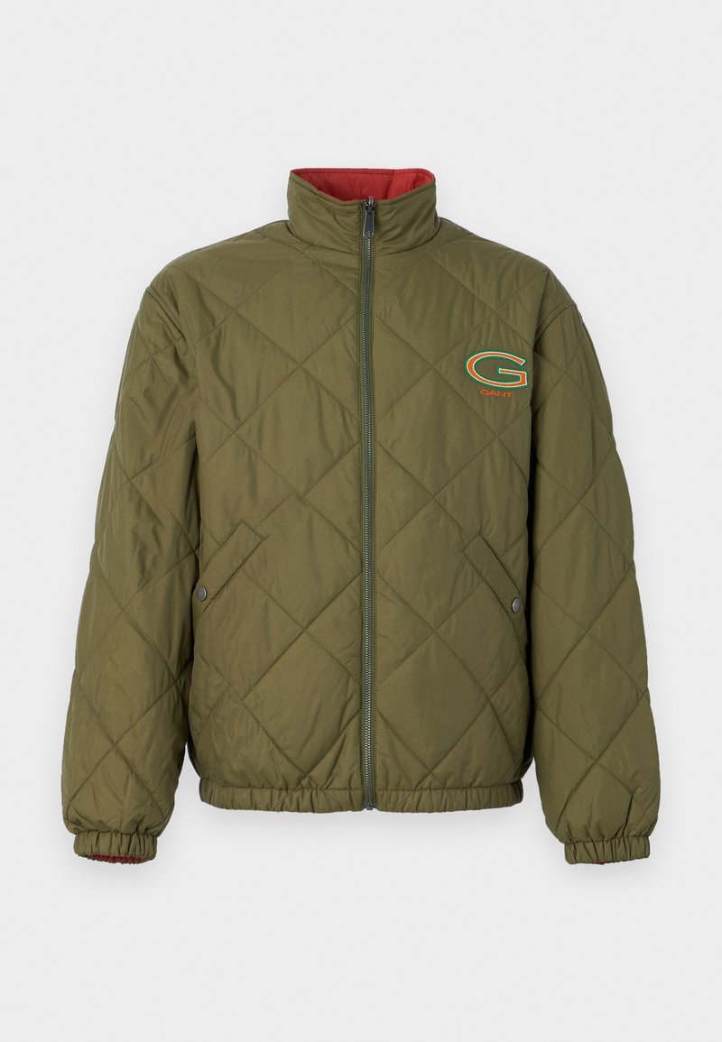 Olivegrün gesteppte Jacke mit hohem Kragen, Reißverschluss, seitlichen Taschen und elastischen Bündchen; hat ein rotes Innenfutter und Logo-Details.