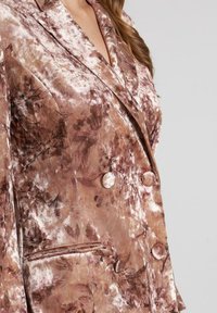 Dubbelbreasted blazer in een roze en bruine bloemenvelours patroon, met een sjawlkraag, satijnachtige textuur en twee voorzakken.