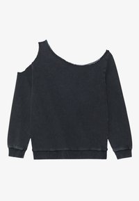 Pull-over noir avec un col asymétrique, présentant une épaule tombante d'un côté, des poignets côtelés et une texture usée.