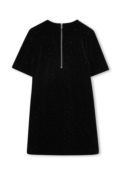 Robe en velours noir à manches courtes avec de petits points brillants et une fermeture éclair argentée courant le long du centre du dos.