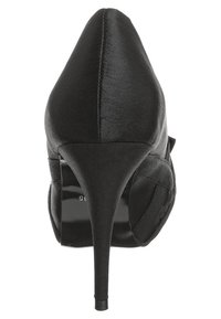 Zwarte satijnen hoge hak met een spitse neus, slank ontwerp en een dunne stilettohak. Glad textuur met minimale detaillering.