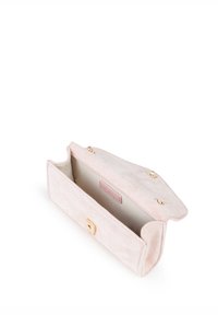 Roze suède clutch bag met een minimalistisch ontwerp, voorzien van een goudkleurige sluiting en een glad interieur; geen externe patronen of hardware.