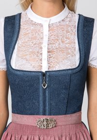 Marineblaues Kleid aus floral geprägt Stoff, Spitzentop und rosa Taillenbund mit einer dekorativen silbernen Schnalle und herzförmigem Reißverschluss-Zipper.