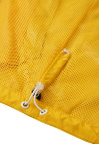 Tissu en mesh jaune avec une bordure lisse et solide ; présente un cordon de serrage avec un verrou en plastique et un œillet en métal pour le réglage.