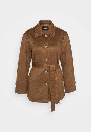Brun mockaskinnjakke med krage, frontknapper og belte. Har lange ermer og en glatt tekstur. Enkel design.