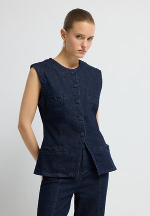 Dunkelblaues Denimweste mit runder Ausschnitt, ärmellosem Design, vorderer Knopfleiste und zwei Brusttaschen. Glatte Textur, taillierte Passform.