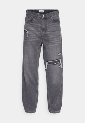 Jean gris taille haute coupe décontractée avec déchirures usées sur la cuisse gauche et le genou droit, avec poches avant et fermeture par boutons.