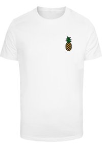 Weißes Baumwoll-T-Shirt mit einem kleinen gestickten Ananasdesign in Gelb und Grün auf der linken Brust. Kurze Ärmel und Rundhalsausschnitt.