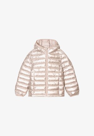 Puchowa kurtka w metalicznym jasnym beżu, z zapięciem na zamek, kapturem i elastycznymi mankietami. Pikowana konstrukcja z poziomym przeszyciem.
