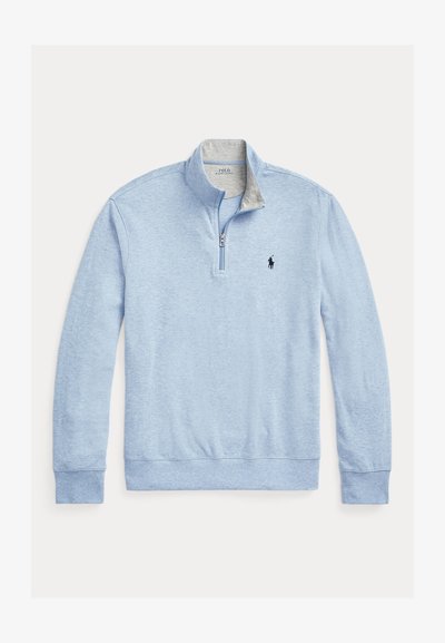 Világoskék hosszú ujjú, negyed cipzáras pulóver kis tengerészkék hímzett logóval a bal mellkason és szürke belső gallérbéléssel.