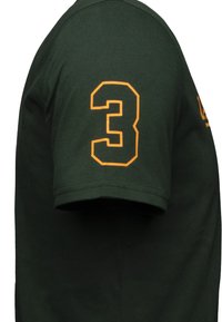 Mørkegrøn bomuld t-shirt med korte ærmer, med et orange nummer 3 trykt på ærmet og minimalistiske design detaljer.