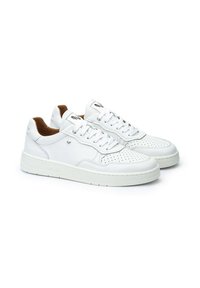 Sneaker bianche in pelle con dettagli perforati, fodera in tessuto marrone, lacci piatti e suola in gomma texture. Marchio discreto sul lato.