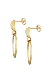 Goldfarbene Creolen mit einem kreisförmigen Design, das eine glatte, polierte Oberfläche aufweist und an der Oberseite mit einem durchscheinenden Opal-Akzent versehen ist.