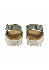 Šedé sandály na pásku s detaily s přezkou, strukturovanou bílou plochou podrážkou a hladkým koženým svrškem s mírným leskem.