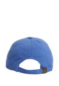 Gorra de algodón azul con visera curvada, correa ajustable en la parte posterior y agujeros de ventilación. Textura suave con un diseño clásico.