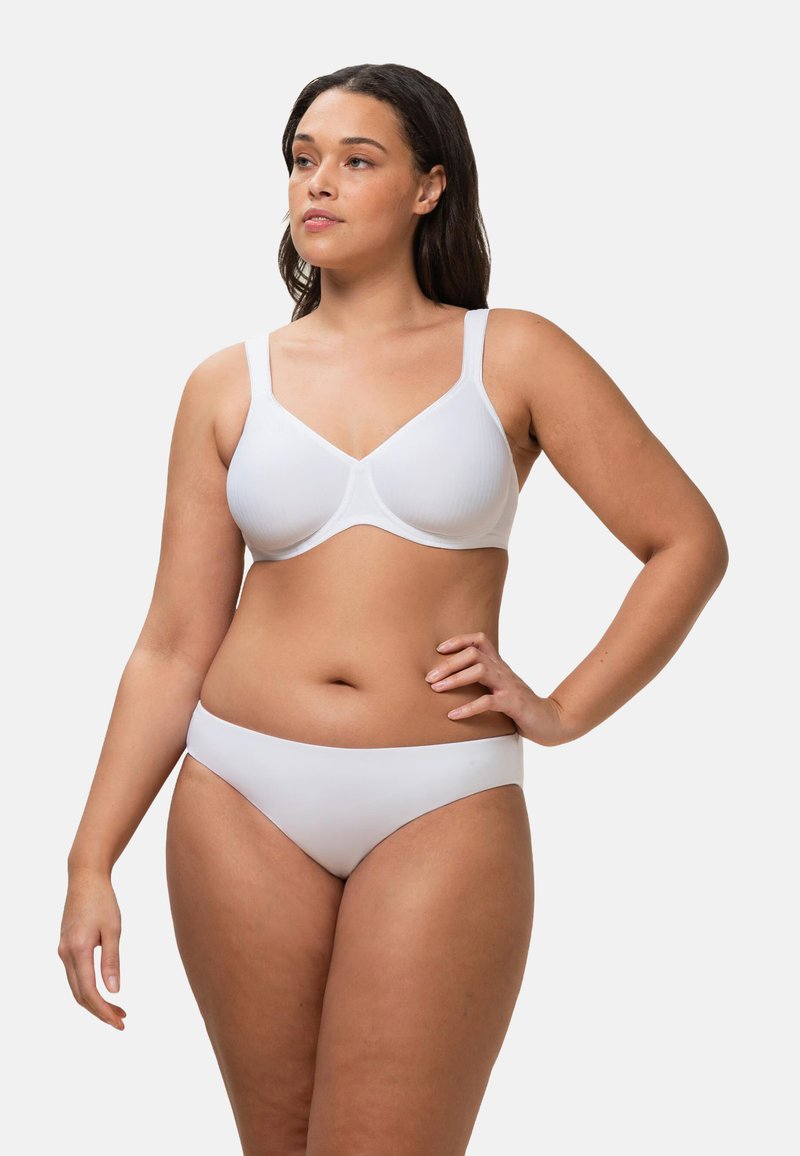 Set di lingerie bianco composto da un reggiseno senza cuciture e con texture, dotato di spalline regolabili, e slip bikini coordinati, entrambi in tessuto morbido.