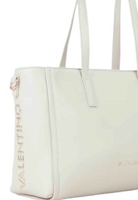 Bolso tote de cuero blanco con dos asas, con el nombre y logotipo de la marca en relieve en el lateral, textura suave y diseño minimalista.