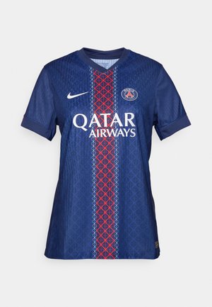 Camiseta de fútbol del Paris Saint-Germain en azul con patrones geométricos rojos y blancos, con un cuello redondo, mangas cortas y el logo en el pecho.