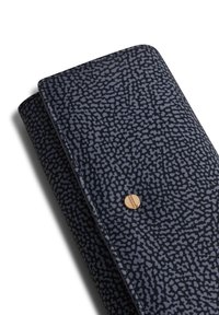 Wallet in dark blue fabric with a black speckled pattern, featuring a gold circular accent. Rectangular shape with smooth texture.