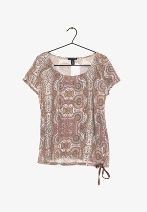 Top a maniche corte, collo a barca, in un motivo paisley multicolore che presenta tonalità di marrone, blu e crema; include un dettaglio con vita annodata.