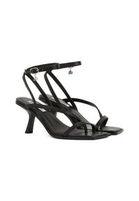 Sorte højhælede sandaler har tynde stropper, en firkantet tå og en slank hæl. Indeholder en dekorativ charm på anklen.