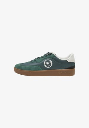Groene en donkergroene lage sneaker met witte gewatteerde kraag, zwarte veters, bruine zool en wit Sergio Tacchini-logo aan de zijkant.