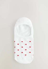 Vit ankelsocka med röda hjärttryck, ribbad struktur och lågskuren design för minimal synlighet. Mjukt bomullsmaterial.