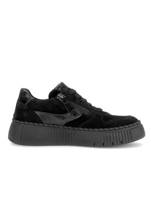Schwarzer Sneaker aus Wildleder und Leder mit dicker gerippter Sohle, Schnürung vorne und seitlichem Reißverschluss, von der Außenseite gezeigt.