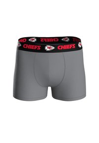 Boxers grises con una cinturilla negra que presenta texto y logotipos en rojo de "CHIEFS", ofreciendo un ajuste ceñido y una textura suave.