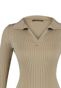 Haut beige en maille côtelée à manches longues avec un décolleté en V profond et un col plié.