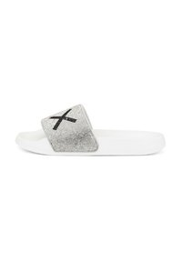 Slide sandaal gemaakt van wit rubber met een glinsterende zilveren band versierd met rhinestones en een zwart kruispatroon.