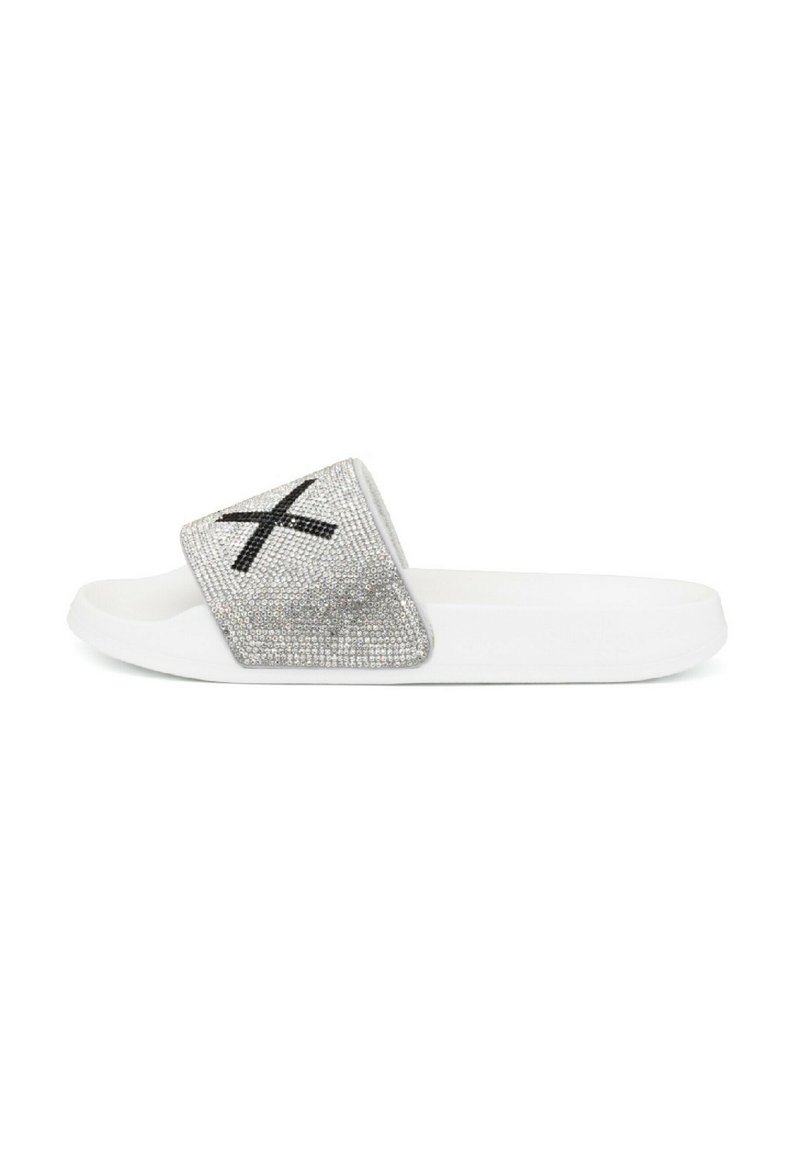 Slide sandaal gemaakt van wit rubber met een glinsterende zilveren band versierd met rhinestones en een zwart kruispatroon.