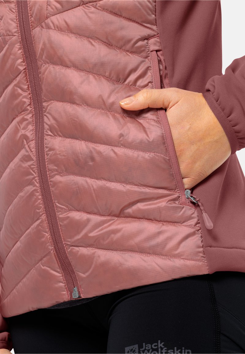 Rosa isolierte Jacke mit einem gesteppten Design und glattem Stoff. Verfügt über eine Reißverschlusstasche und elastische Bündchen. Nahtdetails sind sichtbar.