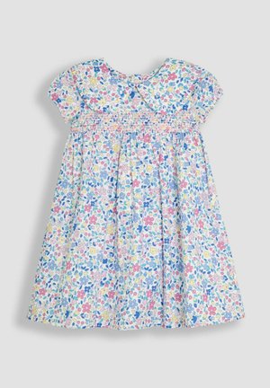 Vestido de verano floral en azul claro con patrones en rosa, amarillo y verde. Mangas cortas, corsé fruncido y cuello redondo. Tela de algodón.